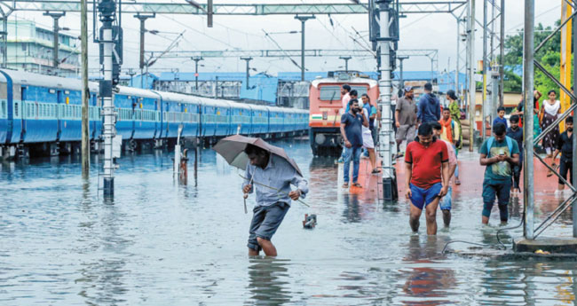 ക​ന​ത്ത മ​ഴ: ട്രെ​യി​ൻ ഗ​താ​ഗ​തം താ​റു​മാ​റാ​യി