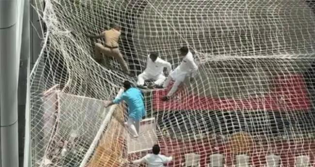 മ​ഹാ​രാ​ഷ്ട്ര ഡെ​പ്യൂ​ട്ടി സ്പീ​ക്ക​റും മൂ​ന്ന് എം​എ​ൽ​എ​മാ​രും സെ​ക്ര​ട്ടേ​റി​യ​റ്റി​ന്‍റെ മു​ക​ളി​ൽ നി​ന്ന് ചാ​ടി