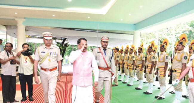 പി.​എ​സ്. ശ്രീ​ധ​ര​ന്‍ പി​ള്ള ഗോ​വ​യി​ല്‍​നി​ന്നു മ​ട​ങ്ങി