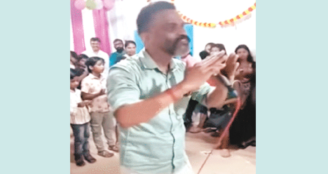 കൊ​ല​ക്കേ​സ് പ്ര​തി ബാ​ല​സം​ഘം സ​മ്മേ​ള​ന​ത്തി​ൽ