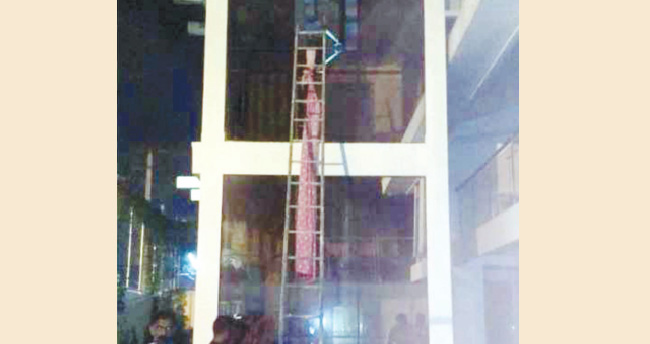 ശ്രീ​ശാ​ന്തി​ന്‍റെ വീ​ട്ടി​ൽ തീ​പി​ടി​ത്തം;  ഭാ​ര്യ​യെയും കു​ട്ടി​ക​ളെയും രക്ഷപ്പെടുത്തി