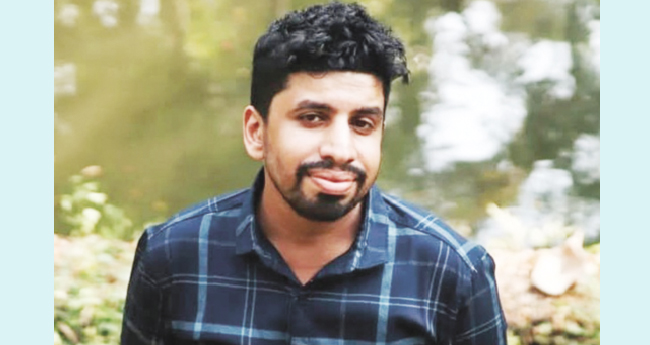 ബൈ​ക്ക് കൊ​ക്ക​യി​ലേ​ക്ക്  മ​റി​ഞ്ഞ് യു​വാ​വു മ​രി​ച്ചു