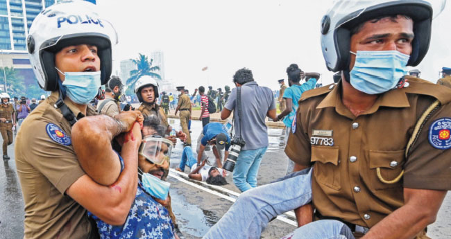 മ​ഹി​ന്ദ രാ​ജി​വ​ച്ചു, സർക്കാർ അനുകൂലികളും പ്രക്ഷോഭകരും തെരുവിൽ ഏറ്റുമുട്ടുന്നു