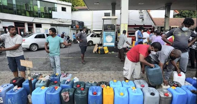 കപ്പലിനു കൊടുക്കാൻ പണമില്ല; ജനങ്ങൾ ഇന്ധനത്തിനായി ക്യൂ നിൽക്കേണ്ടെന്നു ലങ്കൻ സർക്കാർ