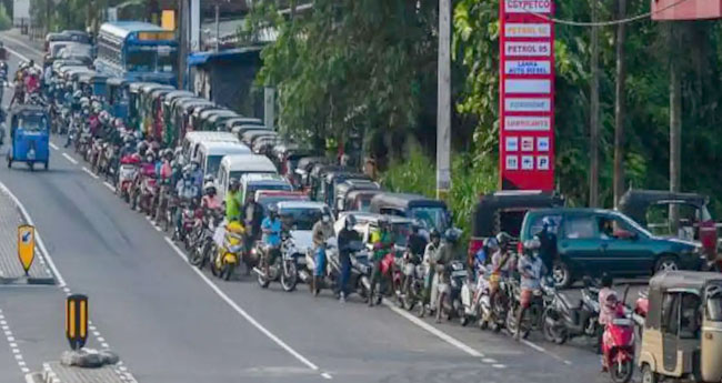 അടിയന്തരാവസ്ഥ പിൻവലിച്ചു ;  ശ്രീ​​​​ല​​​​ങ്ക​​​​യി​​​​ൽ പെ​​​​​ട്രോ​​​​​ളി​​​​​നാ​​​​​യി ജ​​​​​നം തെ​​​​​രു​​​​​വി​​​​​ൽ