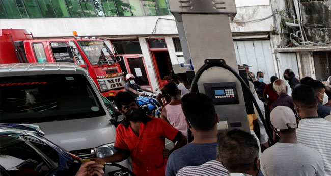 ഇന്ധനത്തിന് അഞ്ചു ദിവസം ക്യൂവിൽ; ശ്രീലങ്കയിൽ ഡ്രൈവർ മരിച്ചു