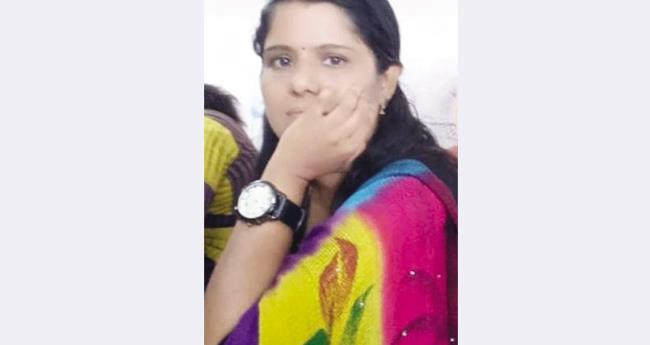 ഹ​ണി ട്രാ​പ്പി​ലൂ​ടെ പ​ണം ത​ട്ട​ൽ; ശ്രു​തി​യു​ടെ വ​ല​യി​ൽ പോ​ലീ​സു​കാ​രും