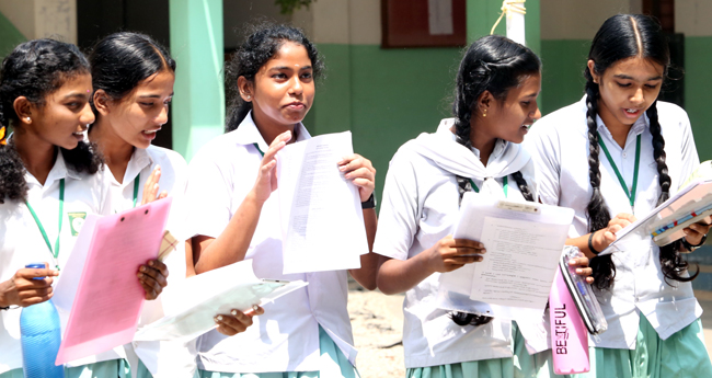 എ​സ്എ​സ്എ​ൽ​സി പ​രീ​ക്ഷ ; കു​ട്ടി​ക​ളെ വ​ല​യ്ക്കാ​തെ ആദ്യദിനം