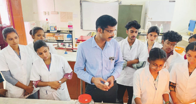 ബി​രു​ദ​വി​ദ്യാ​ർ​ഥി​ക​ൾ പു​തി​യ ബാ​ക്ടീ​രി​യ​ക​ളെ ക​ണ്ടെ​ത്തി;  ച​രി​ത്ര​നേ​ട്ട​വു​മാ​യി സെ​ന്‍റ് പ​യ​സ് കോ​ള​ജ്
