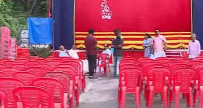 ഏ​രി​യ സ​മ്മേ​ള​ന​ത്തി​നു ന​ടു​റോ​ഡി​ൽ സ്റ്റേ​ജ് കെ​ട്ടി സി​പി​എം; ഗ​താ​ഗ​തം ത​ട​സ​പ്പെ​ട്ടു