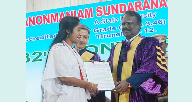ത​മി​ഴ്നാ​ട് ഗ​വ​ർ​ണ​റെ ഒ​ഴി​വാ​ക്കി, വിസിയിൽ​നി​ന്നു  ബി​രു​ദം സ്വീ​ക​രി​ച്ച് വി​ദ്യാ​ർ​ഥി​നി