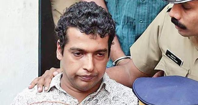 കു​രു​മു​ള​ക് സ്പ്രേ ​അ​ടി​ച്ച് പ​ണം​ത​ട്ടി;  പ​ൾ​സ​ർ സു​നി ഉ​ൾ​പ്പ​ടെ​യു​ള്ള​വ​രെ വെ​റു​തെ​വി​ട്ടു