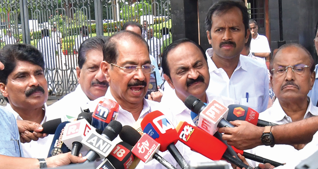 ‘വെ​ടിയുണ്ട ​യി​ൽ  നി​​​യ​​​മ​​​സ​​​ഭ​​​യി​​​ൽ അ​ടി; പ്ര​തി​പ​ക്ഷ അം​ഗ​ങ്ങ​ളും വാ​ച്ച് ആ​ൻ​ഡ് വാ​ർ​ഡും ത​മ്മി​ൽ ഉ​ന്തും ത​ള്ളും