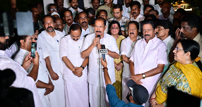 കോ​ണ്‍​ഗ്ര​സ്  പ്ര​തി​ഷേ​ധ മാ​ർ​ച്ച്  ന​ട​ത്തി