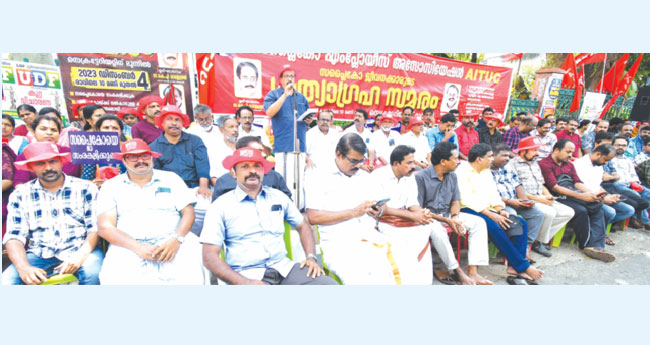 സ​ർ​ക്കാ​രി​നെ​തിരേ സ​മ​ര​വു​മാ​യി ഭ​ര​ണ​പ​ക്ഷ യൂ​ണി​യ​ൻ