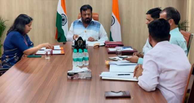 ഇ​വി​ടെ​ത്ത​ന്നെ​യു​ണ്ട്ട്ടോ....ദാ ​തെ​ളി​വ്; കേ​​​ന്ദ്ര ഉ​​​ദ്യോ​​​ഗ​​​സ്ഥ​​​രു​​​മാ​​​യു​​​ള്ള ച​​​ർ​​​ച്ച​​​യു​​​ടെ ചി​​​ത്രം 
പ​​​ങ്കി​​​ട്ട് സു​​​രേ​​​ഷ്ഗോ​​​പി