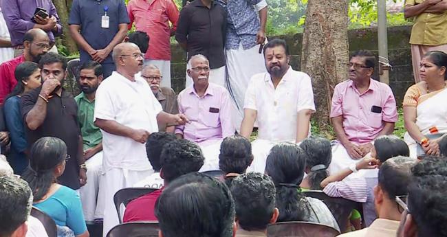 ക​ലു​ങ്ക് സം​വാ​ദ​ത്തെ വ​ക്രീ​ക​രി​ക്കാ​ൻ ആ​സൂ​ത്രി​ത​മാ​യ ശ്ര​മ​ങ്ങ​ൾ ന​ട​ക്കു​ന്നു: സു​രേ​ഷ് ഗോ​പി
