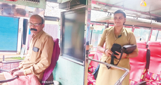 മുദ്ര തീർത്ത കൈകളിൽ ഇനി ടിക്കറ്റും; അച്ഛൻ ഡ്രൈവറായ ബസിൽ കണ്ടക്‌ടറായി ശ്വേത