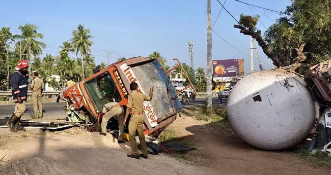 ദേ​ശീ​യ​പാ​ത​യി​ൽ 18 ട​ൺ ഗ്യാ​സു​മാ​യി പോ​യ ടാ​ങ്ക​ർ ലോ​റി മ​റി​ഞ്ഞു