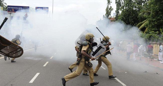 ക​ത്ത് വി​വാ​ദ​ത്തി​ൽ യു​വ​മോ​ർ​ച്ച പ്ര​തി​ഷേ​ധം; ക​ണ്ണീ​ർ​വാ​ത​കം പ്ര​യോ​ഗി​ച്ച് പോ​ലീ​സ്