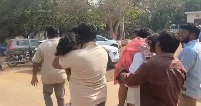 ക​ളി​ക്കു​ന്ന​തി​നി​ടെ കാ​റി​ൽ ക​യ​റി​യ ര​ണ്ട് കു​ട്ടി​ക​ൾ ശ്വാ​സം​മു​ട്ടി മ​രി​ച്ചു