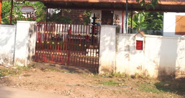 ക്ഷേ​ത്ര​ത്തി​ലെ വി​ഗ്ര​ഹം ത​ക​ർ​ത്ത് റോ​ഡി​ൽ കൊ​ണ്ടി​ട്ട നി​ല​യി​ൽ