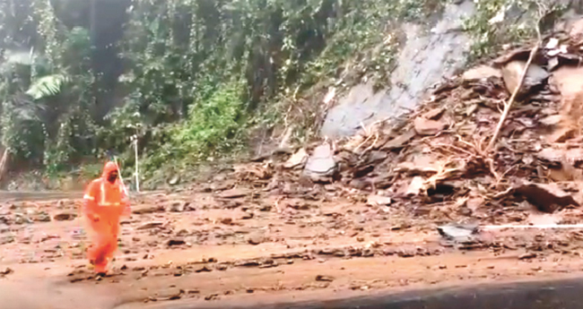 വീ​ണ്ടും മ​ണ്ണി​ടി​ച്ചി​ല്‍; താ​മ​ര​ശേ​രി ചു​ര​ത്തി​ല്‍  ഗ​താ​ഗ​ത നി​യന്ത്രണം
