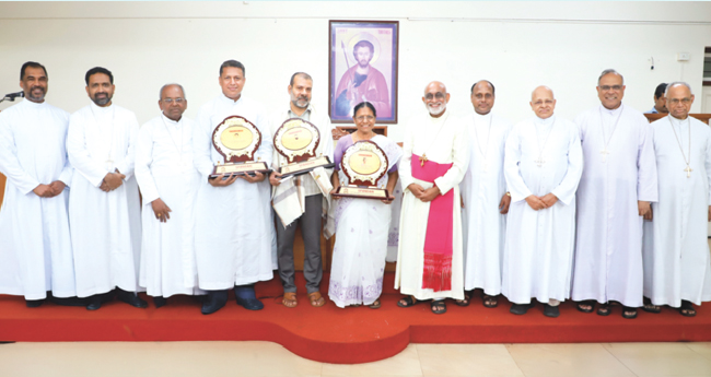 അ​​​​വ​​​​ശ​​​​രെ ചേ​​​​ർ​​​​ത്തു​​​​പി​​​​ടിക്കുന്നവർ  സ​​​​ഞ്ച​​​​രി​​​​ക്കു​​​​ന്ന ദേ​​​​വാ​​​​ല​​​​യ​​​​ങ്ങ​​​​ൾ: മാ​​​​ർ ത​​​​ട്ടി​​​​ൽ