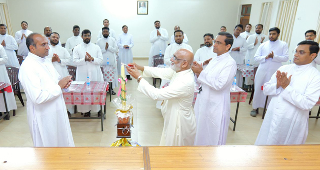 വൈദികര്‍ നിരന്തരം നവീകരണത്തിനു സജ്ജമാകണം: മാർ റാഫേൽ തട്ടിൽ