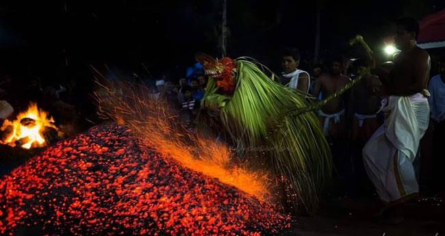 വിദ്യാർഥിയെ തീച്ചാ​മു​ണ്ഡി തെ​യ്യം കെ​ട്ടി​ച്ച സം​ഭ​വം: ക​ള​ക്ട​റുടെ റി​പ്പോ​ര്‍​ട്ടു തേ​ടി