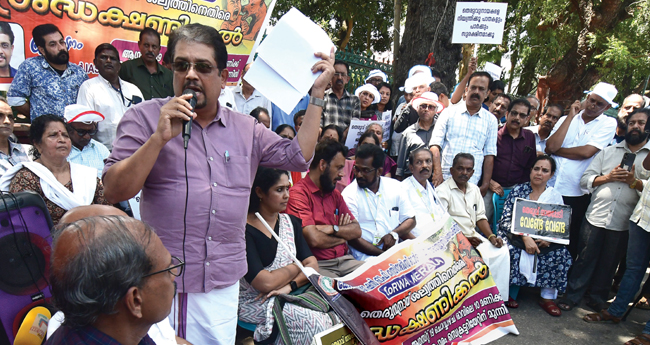 തെ​രു​വു​നാ​യ ശ​ല്യം ; സെ​ക്ര​ട്ടേ​റി​യ​റ്റി​നു  മു​ന്നി​ൽ പ്ര​തി​ഷേ​ധം