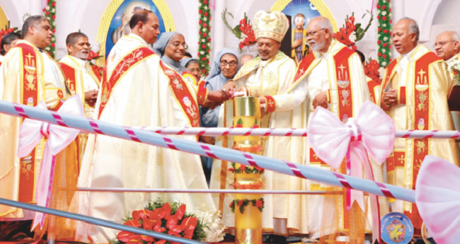കു​ഴി​ക്കാ​ട്ടു​ശേ​രി തീ​ർ​ഥാ​ട​ന​കേ​ന്ദ്ര​ത്തി​ൽ  വി​ശു​ദ്ധ മ​റി​യം​ ത്രേ​സ്യ​യു​ടെ  തി​രു​നാ​ളി​ന് പ​തി​നാ​യി​ര​ങ്ങ​ൾ