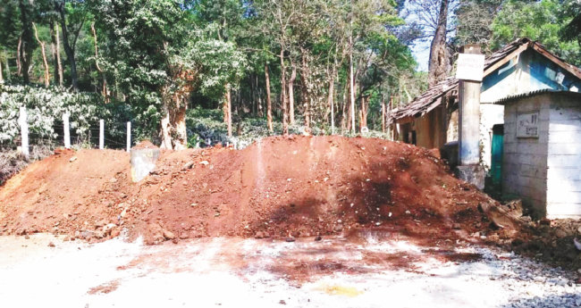 മുത്തങ്ങ  ചെക്പോസ്റ്റിലെ നിയന്ത്രണം; അ​വ​ശ്യ​വ​സ്തു നീ​ക്കം  അ​വ​താ​ള​ത്തി​ലാ​യി