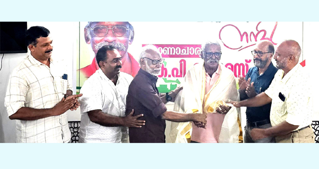 കൈ​ കൂ​പ്പി തോ​മ​സ് മാ​ഷ്; യാ​ത്ര​യ​യ​പ്പ് വി​കാ​ര​നി​ർ​ഭ​രം