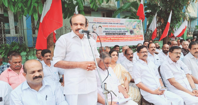 മ​നു​ഷ്യ​ജീ​വ​ൻ ര​ക്ഷി​ക്കാ​ൻ ക​ഴി​യാ​ത്ത​വ​ർ  അ​ധി​കാ​ര​ത്തി​ൽ തു​ട​ര​രു​ത്: ഉ​ണ്ണി​യാ​ട​ൻ