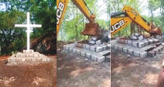 കു​​രി​​ശ് നീ​​ക്കി​​യ  സ്ഥ​​ല​​ത്തേ​​ക്ക്  ഇ​​ന്ന് പ​​രി​​ഹാ​​ര ​​പ്ര​​ദ​​ക്ഷി​​ണം