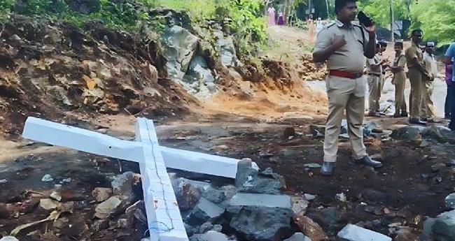 കു​രി​ശ് പൊ​ളി​ച്ചു​മാ​റ്റി​യ സം​ഭ​വം; ഫോ​റ​സ്റ്റ് റേ​ഞ്ച് ഓ​ഫീ​സ​ർ​ക്ക് സ്ഥ​ലം​മാ​റ്റം