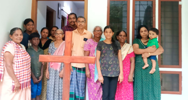 വ​നം​വ​കു​പ്പി​നെ​തി​രാ​യ സ​മ​രം;  വീ​ട്ടു​മു​റ്റ​ത്ത് കു​രി​ശ് സ്ഥാ​പി​ച്ച്  ഇ​ത​ര​ മ​ത​സ്ഥ​രും