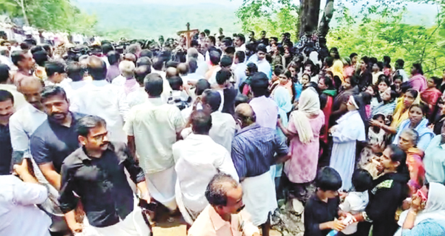 കു​രി​ശ് പി​ഴു​തെ​റി​ഞ്ഞ സംഭവം; തൊ​മ്മ​ൻ​കു​ത്തി​ൽ കു​രി​ശി​ന്‍റെവ​ഴി​ക്ക്  വി​ശ്വാ​സി സ​ഹ​സ്ര​ങ്ങ​ൾ