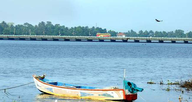 തോ​ട്ട​പ്പ​ള്ളി സ്പി​ല്‍​വേ​യി​ല്‍നി​ന്ന് എ​ല്ലാ വ​ര്‍​ഷ​വും മ​ണ​ല്‍ നീ​ക്ക​ണ​മെ​ന്നു സ​ര്‍​ക്കാ​ര്‍