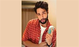 സി​ദ്ധാ​ന്ത് ച​തു​ര്‍​വേ​ദി മാ​ക്‌​സ് ഫാ​ഷ​ന്‍  ബ്രാ​ന്‍​ഡ്  അം​ബാ​സ​ഡ​ര്‍
