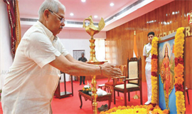 കൊ​ന്പു​കോ​ർ​ത്ത് ഗ​വ​ർ​ണ​റും സ​ർ​ക്കാ​രും