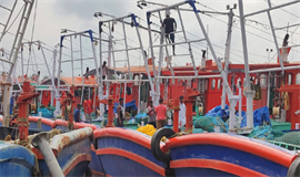 മത്സ്യബന്ധന ബോട്ടുകൾ മുങ്ങി; എട്ടു പേരെ കാണാതായി
