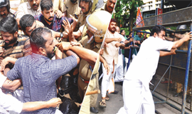 മെഡിക്കല്‍ കോളജില്‍ പ്രതിഷേധക്കടലിരമ്പം