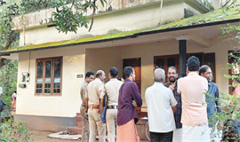 ക​ണ്ണൂ​ർ കു​റ്റ്യാ​ട്ടൂ​രി​ൽ യു​വ​തി​യെ  തീ​കൊ​ളു​ത്തി കൊ​ല്ലാ​ൻ ശ്ര​മം