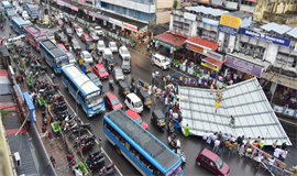 തൃ​ശൂ​ർ ന​ഗ​ര​മ​ധ്യ​ത്തി​ൽ  കാ​റ്റ്; ഇ​രു​ന്പു​ മേ​ൽ​ക്കൂ​ര  റോ​ഡി​ൽ പ​തി​ച്ചു