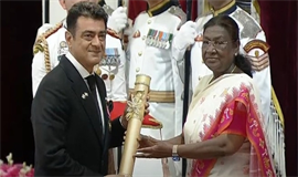 പത്മ  പുരസ്കാരങ്ങൾ സമ്മാനിച്ചു