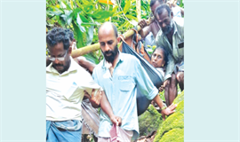മലമുകളിൽനിന്ന് കൂ​​​റ്റ​​​ൻ പാ​​​റ​​​ക്ക​​​ഷ​​​ണം ; മരണത്തിൽനിന്ന് ഓടിമാറി വീട്ടമ്മ