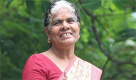 മ​ര​ക്കൊ​മ്പ് പൊ​ട്ടി  ത​ല​യി​ൽവീ​ണു വീ​ട്ട​മ്മ  മ​രി​ച്ചു