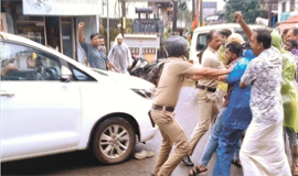  പേടിപ്പിക്കലൊന്നും വേണ്ട.. ; പ്ര​​​തി​​​ഷേ​​​ധ​​​ക്കാ​​​രോ​​​ട് ക​​​യ​​​ർ​​​ത്ത് ഷാഫി